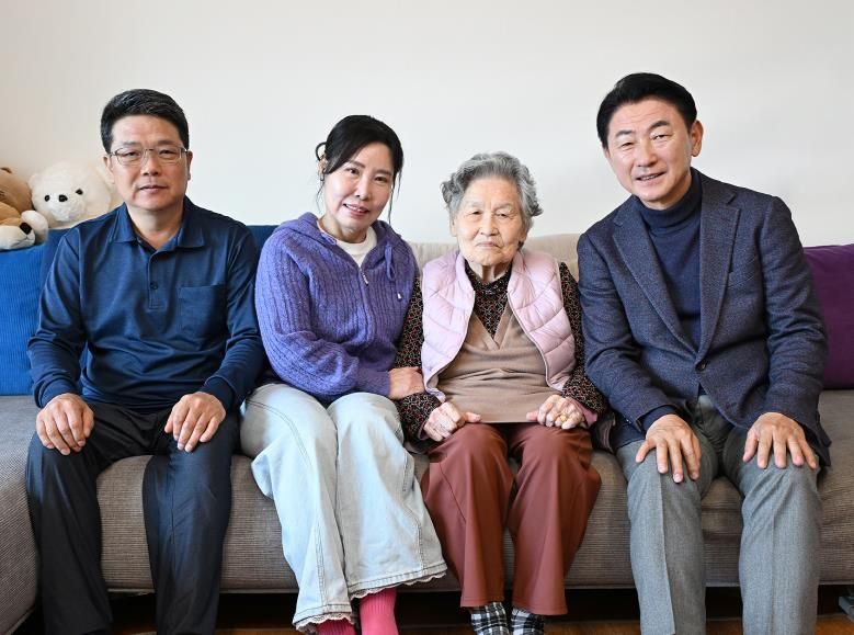 김동근 시장이 11월 3일 100세 생신을 맞은 관내 어르신 가정을 방문해 함께 기념사진을 찍고 있다.