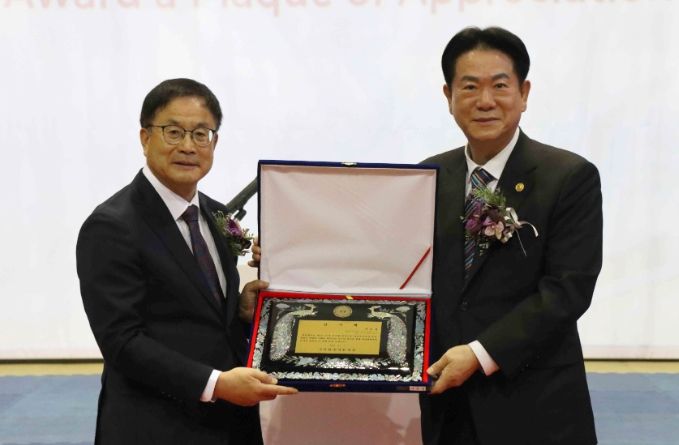 윤웅석 국기원장이 이동섭 전 국기원장에게 감사패를 전달하고 기념촬영을 하고 있다.