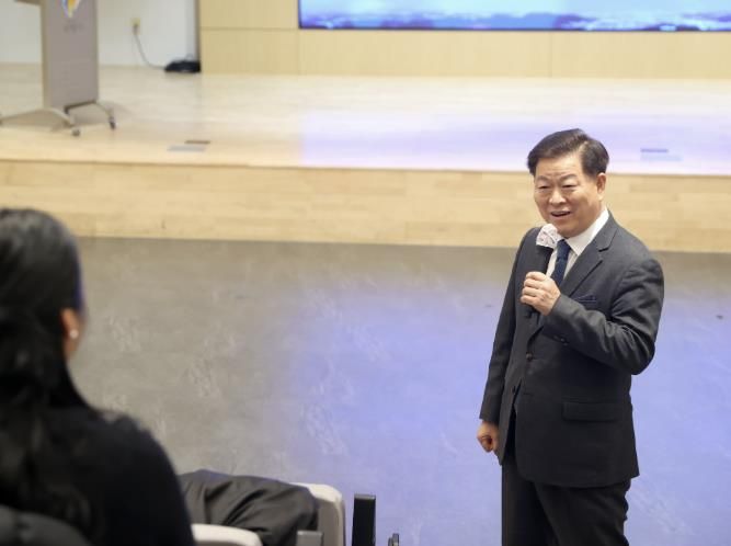 박승원 광명시장이 지난 20일 업사이클아트센터에서 신규 임용 공직자를 대상으로 실시한 ‘지속가능발전교육(ESD)’에 참석해 인사말을 하고 있다