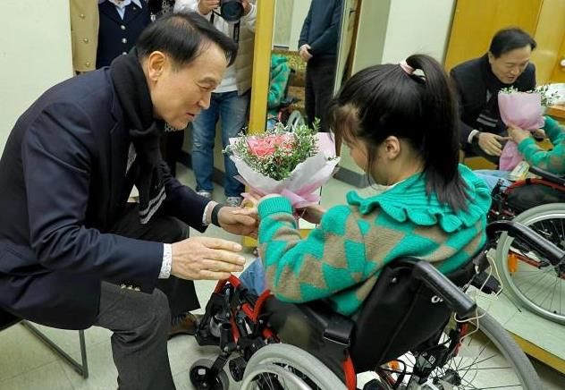 경기도교육청 장애인식개선 창작뮤지컬 ‘위리’ 출연 장애학생을 격려하는 임태희 교육감 사진