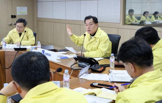 이재준 수원시장이 ‘2025~2026년 겨울철 도로 제설 대책 상황보고회’를 주재하고 있다.