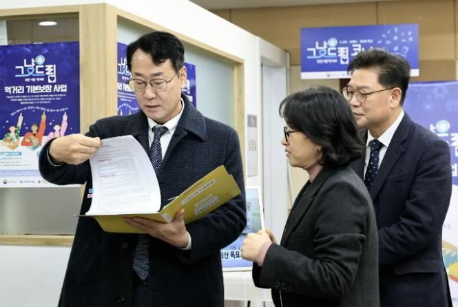 정명근 화성특례시장이 나래울마켓 내 먹거리기본코너 현장을 점검 하고 있다