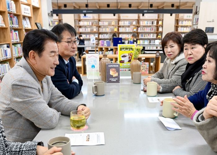 김동근 시장이 12월 11일 의정부1동 주민센터 1층에 마련된 공유공간에서 주민들과 소통하고 있다.