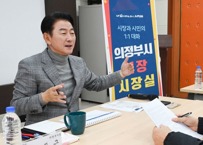 김동근 시장이 12월 12일 신곡2동 주민센터 현장시장실에서 시민과 소통하고 있다.