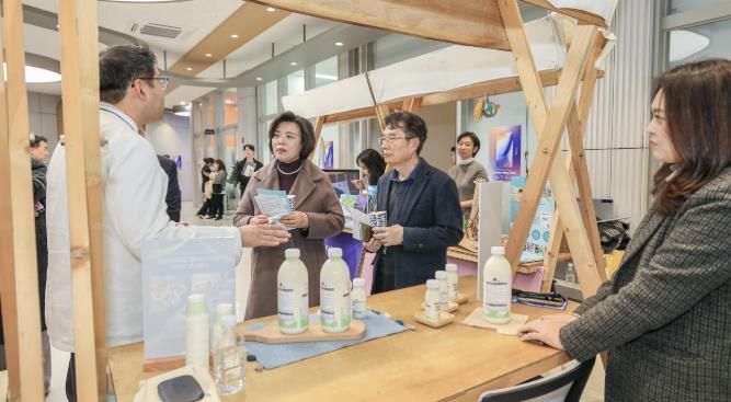 과천시 2025 창업 네트워킹 데이에서 신계용 고천시장과 관계자들이 참여 업체 부스에서 설명을 듣고 있다