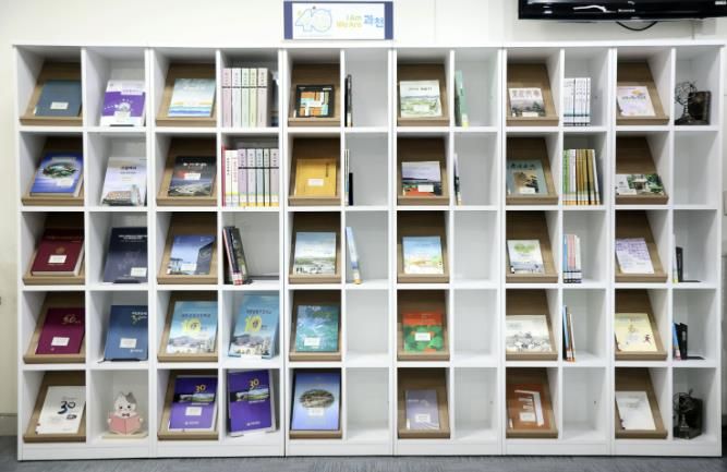 과천시 정보과학도서관에서 전시중인 과천시 승격 관련 도서 모습