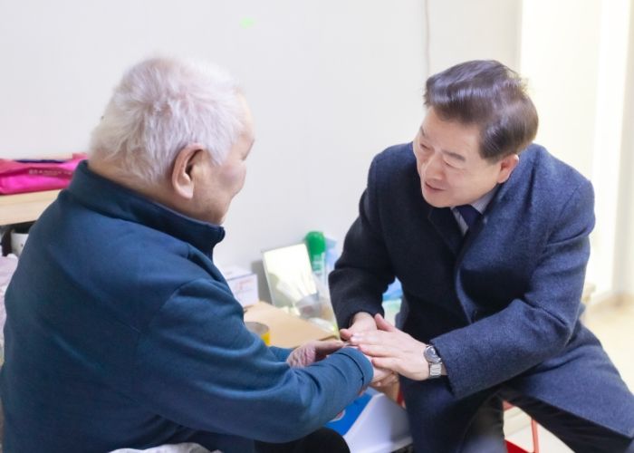 박승원 광명시장(사진 오른쪽)이 비닐하우스에서 거주하다 광명시의 주거 지원을 통해 한국토지주택공사(LH) 전세임대주택으로 거주지를 옮긴 주거취약 가정을 방문해 안부를 묻고 있다.