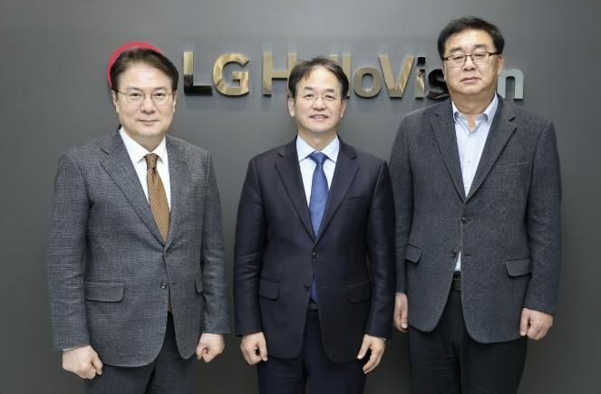 삼송MBN스튜디오 지식산업센터에 입주한 LG헬로비전 방문 기념촬영_왼쪽부터 이동원 MBN매일방송 대표, 이동환 고양특례시장, 송구영 LG헬로비전 대표