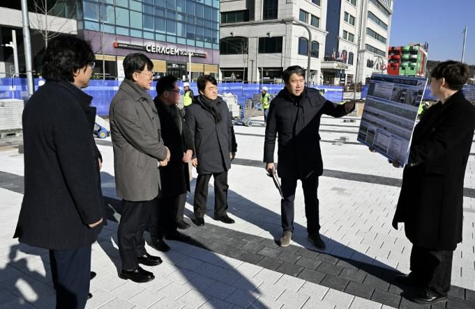 이민근 안산시장(사진 왼쪽 두번째)이, 8일 단원구 고잔동 중앙대로 일원 녹도 재정비 사업 설명을 듣고 있다.