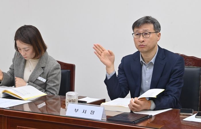 16일 열린 하남시 국별주요업무보고회에서 공정식 하남 부시장이 주요 현안과 역점 사업에 대한 질의응답을 주고받고 있다.