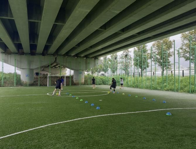 국도39호선 고가 하부에 조성된 대장동 스포츠콤플렉스