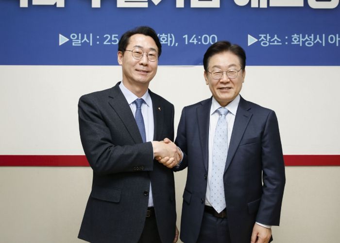 정명근 화성특례시장과 이재명 당시 더불어민주당 당대표가 악수를 하고 있다.