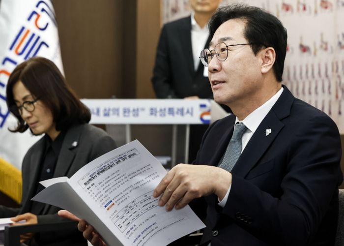 화성특례시장이 해양안전 사각지대 해소를 위한 협력 방향을 설명하고 있다