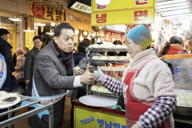 이재준 수원시장이 10일 못골종합시장에서 상인들과 이야기를 나누고 있다.