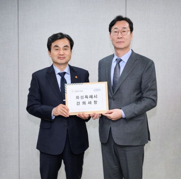 정명근 화성특례시장과 안규백 국방부장관이 건의문을 들고 사진촬영하고 있다