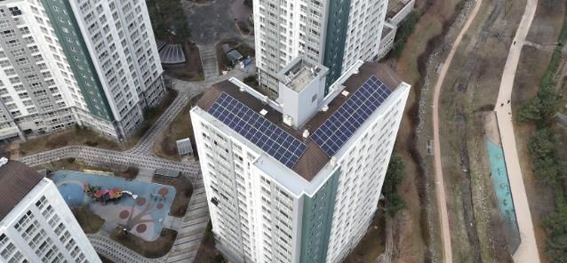 수원시 최초로 ‘아파트 알이(RE)100 옥상형 태양광 시범사업’을 추진된 와이시티아파트 전경.