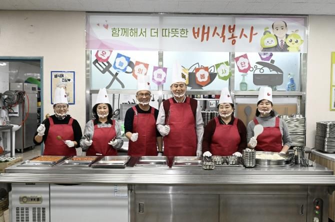 동두천시장, 설 명절 앞두고 장애인복지관 찾아 배식 봉사