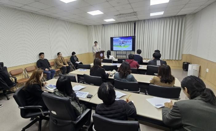 스마트도시 실무자들이 26일 도시정보센터 회의실에서 ‘AI 데이터 플랫폼’ 교육을 듣고 있다.